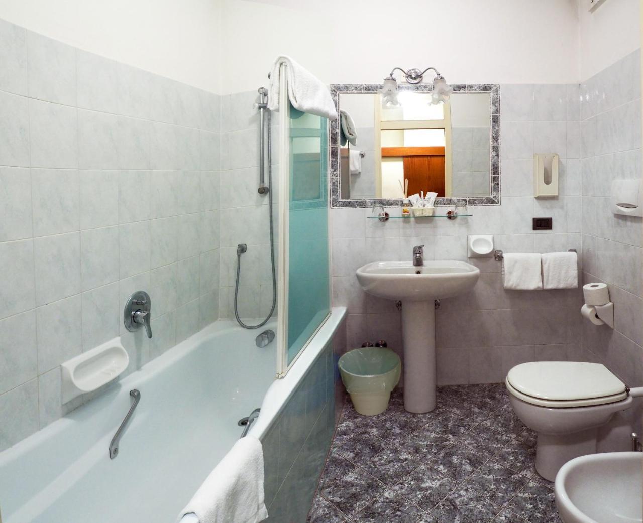 Hotel Select SantʼIlario dʼEnza Extérieur photo